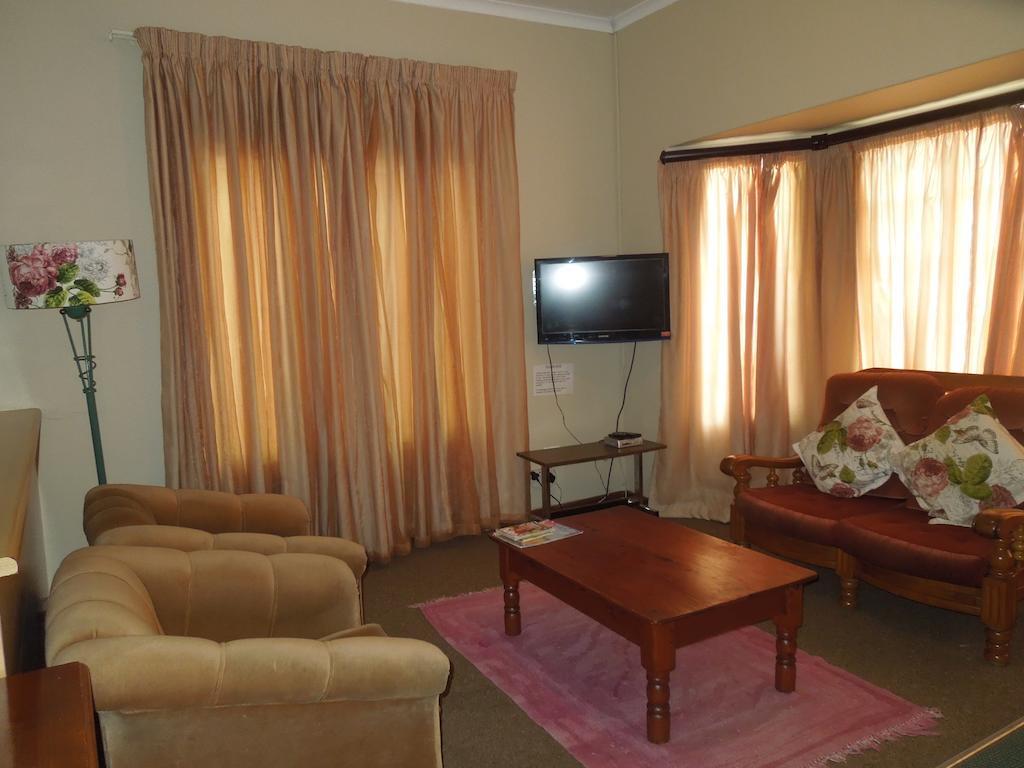 Lilac Lodge-Purple House Winterton Room photo