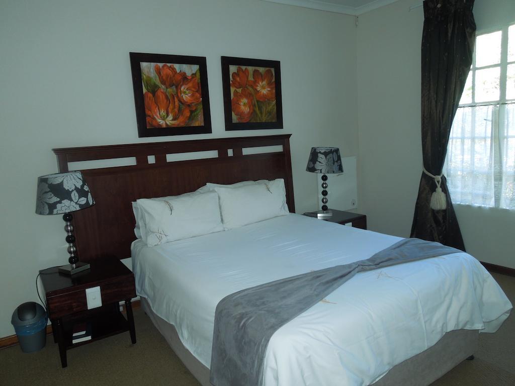 Lilac Lodge-Purple House Winterton Room photo
