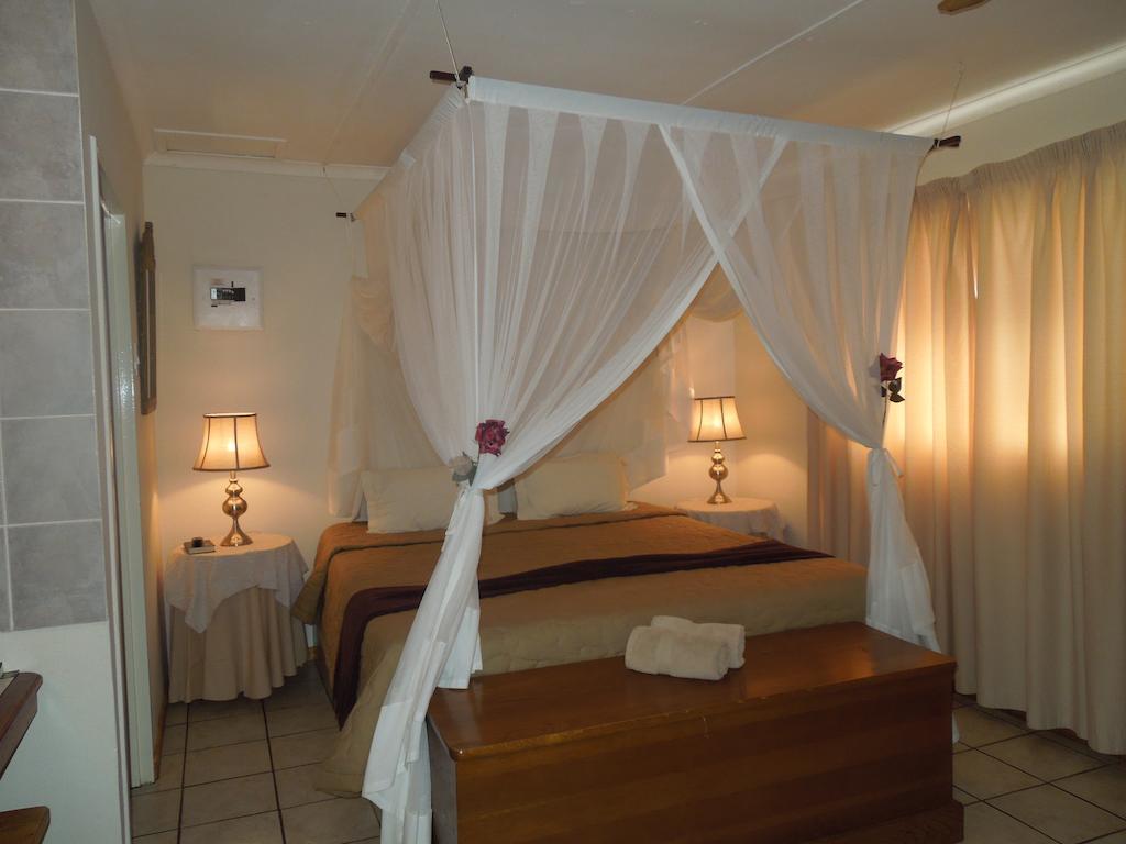 Lilac Lodge-Purple House Winterton Room photo
