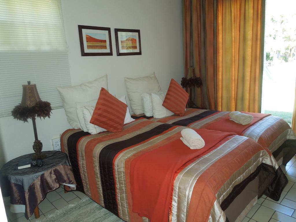 Lilac Lodge-Purple House Winterton Room photo