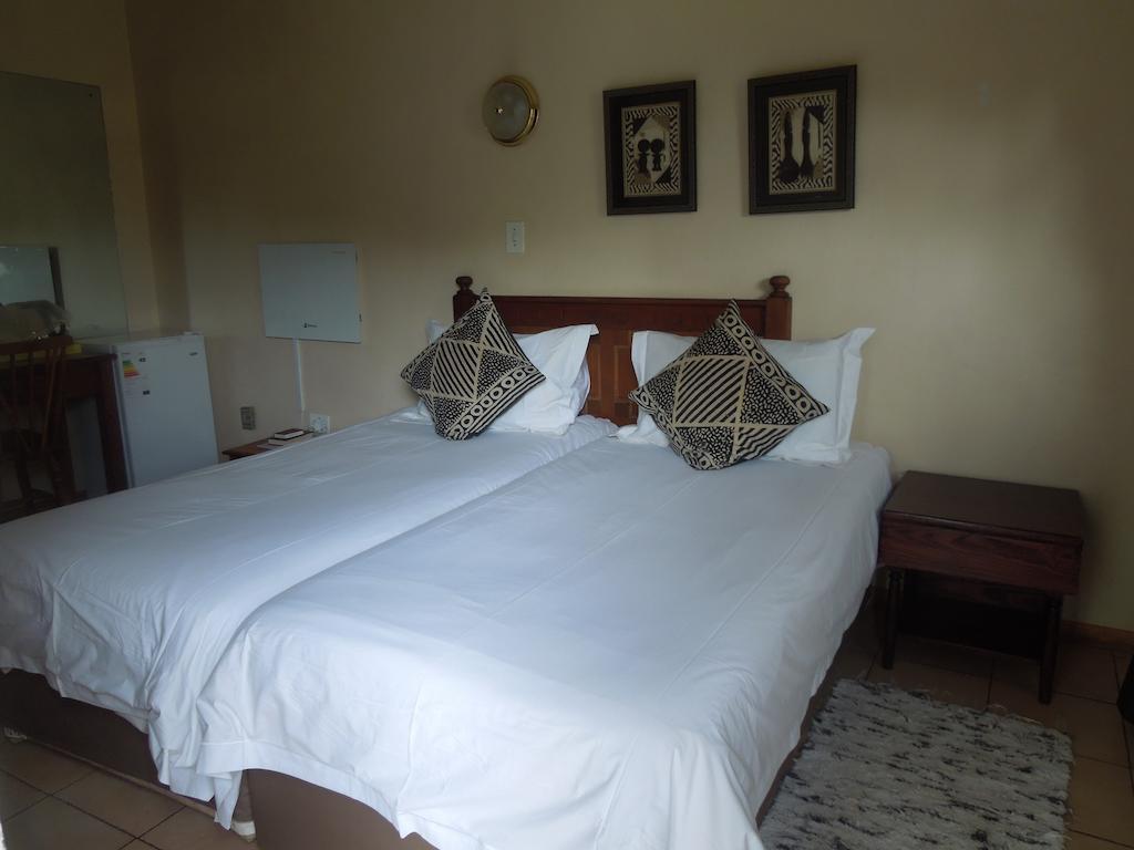 Lilac Lodge-Purple House Winterton Room photo