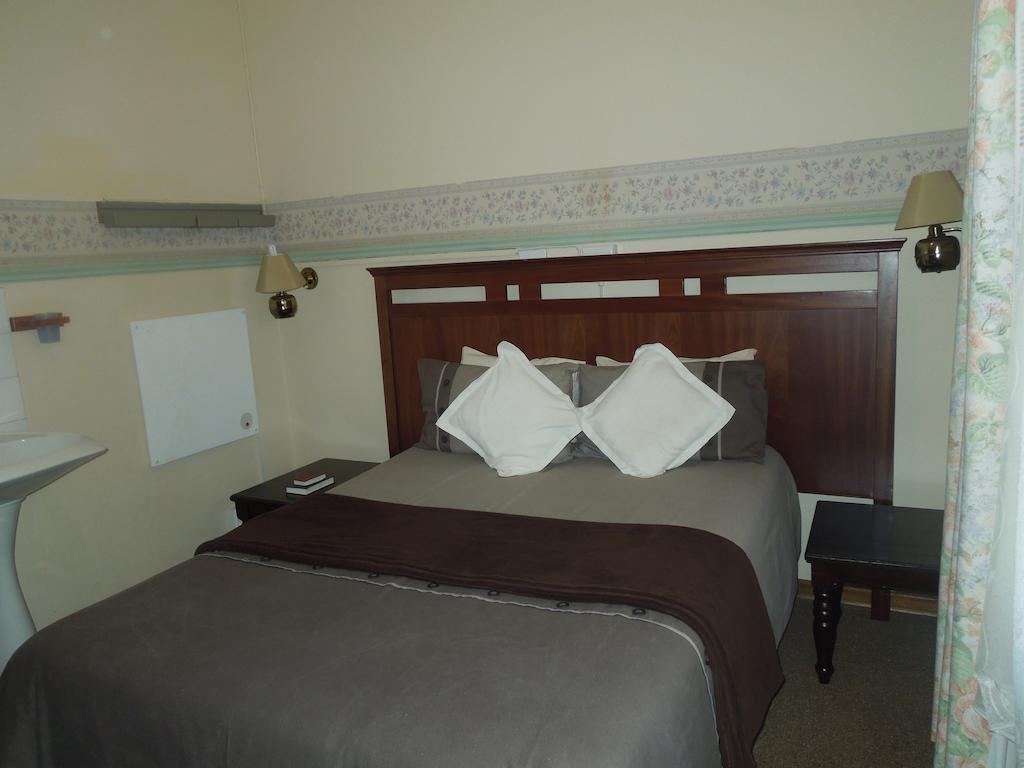 Lilac Lodge-Purple House Winterton Room photo